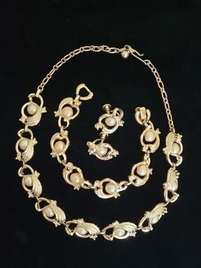 Vintage Goldtone Pearl and Rhinestone Parure
